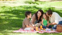 rodzinny piknik na łonie natury